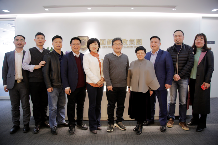 　　新高教集团高级副总裁刘风明(右4)欢迎中教控股副总裁胡剑锋(右5)一行