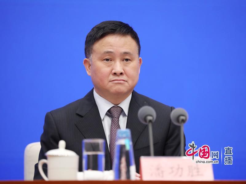 ↑中国人民银行副行长、国家外汇管理局局长潘功胜