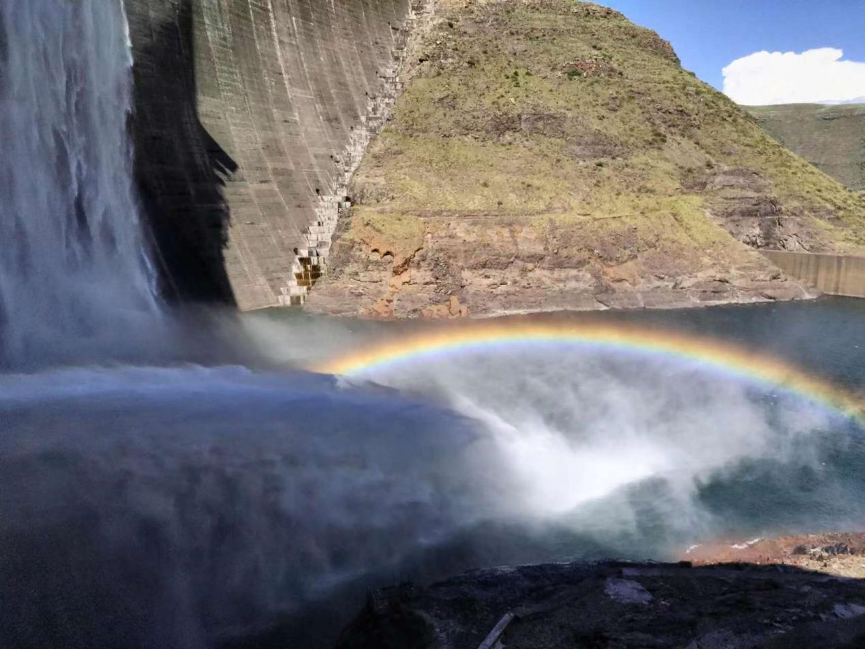 　　瀑布如小银河落地，水面彩虹随之呈现开来 摄影：孙良斌