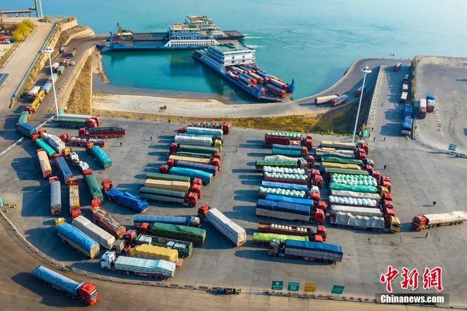 图为繁忙的秭归滚装码头.郑家裕 摄