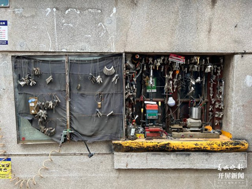 配钥匙的小摊上挂满了各式各样的钥匙模板