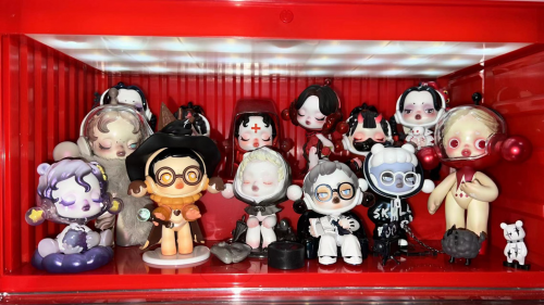 　　图说:李雯收藏的SKULLPANDA(部分)