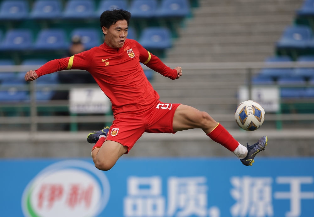 3月3日,中国队球员胡荷韬在比赛中停球.新华社发(车周勇摄)