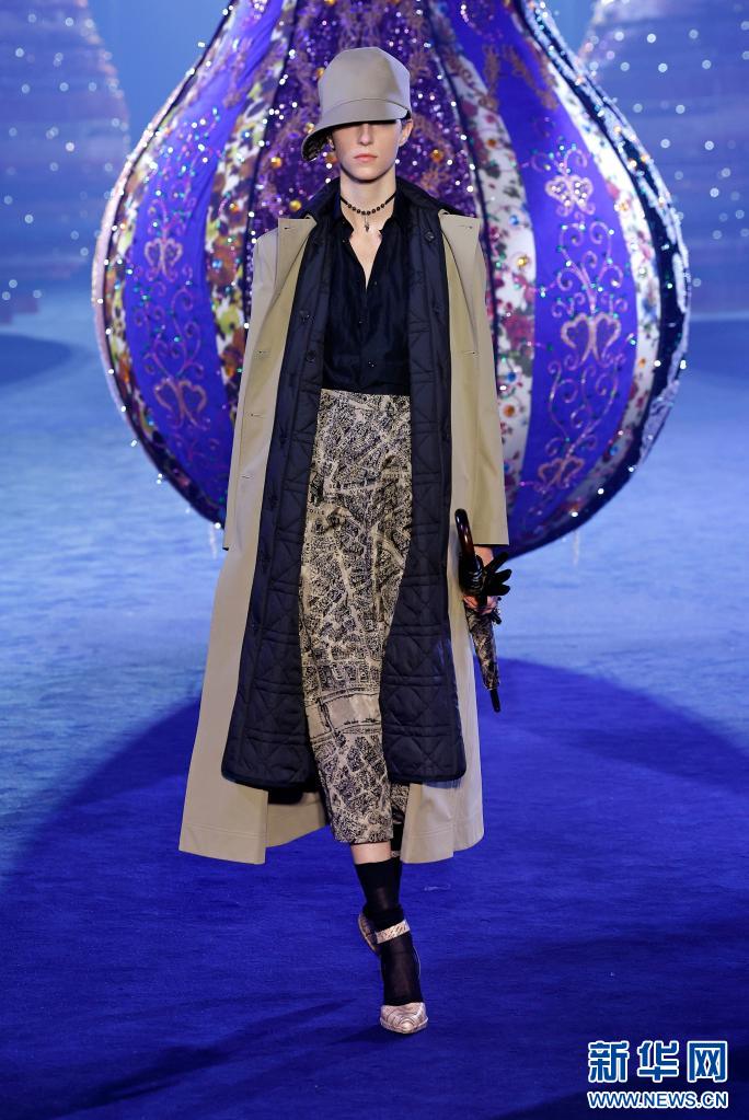 2月28日,模特在法国巴黎时装周上展示法国品牌克里斯汀·迪奥2023