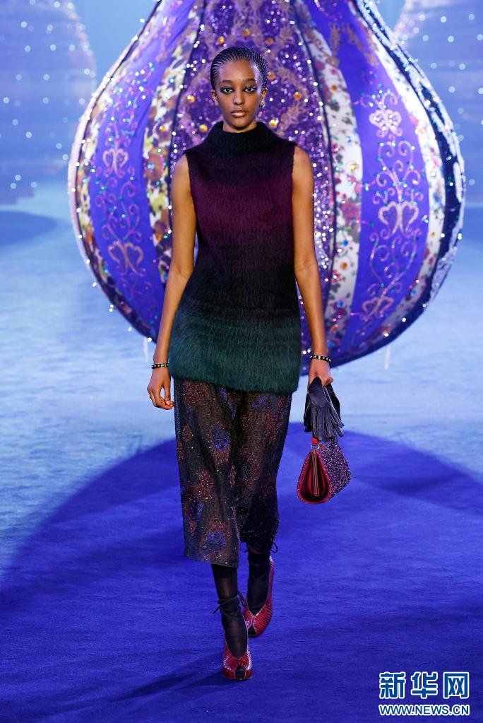 2月28日,模特在法国巴黎时装周上展示法国品牌克里斯汀·迪奥2023