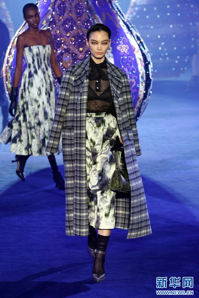 2月28日,模特在法国巴黎时装周上展示法国品牌克里斯汀·迪奥2023