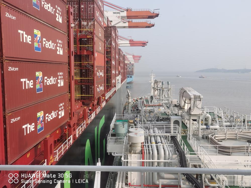 今年3月初,"海港未来"号为"以星萨米奥弗"双动力集装箱货轮实施保税