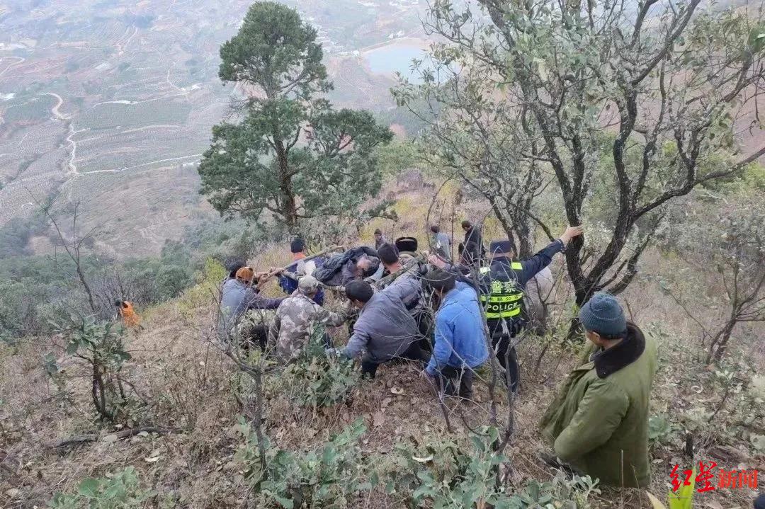 ↑警民联手将老人抬下山