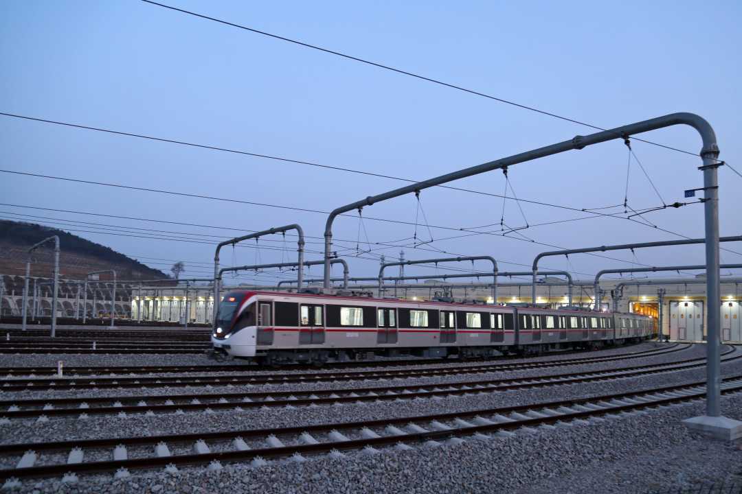 3月3日凌晨,大连地铁5号线列车驶出后关车辆段.