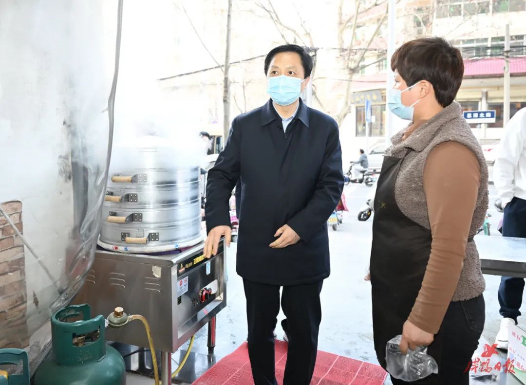 在陕西第一毛纺织厂生活区,夏晓中查看小区用电和消防设备管理等情况