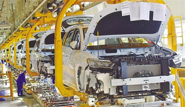 三月二日,在西安比亚迪新能源汽车生产线上,一辆辆完成组装的新能源