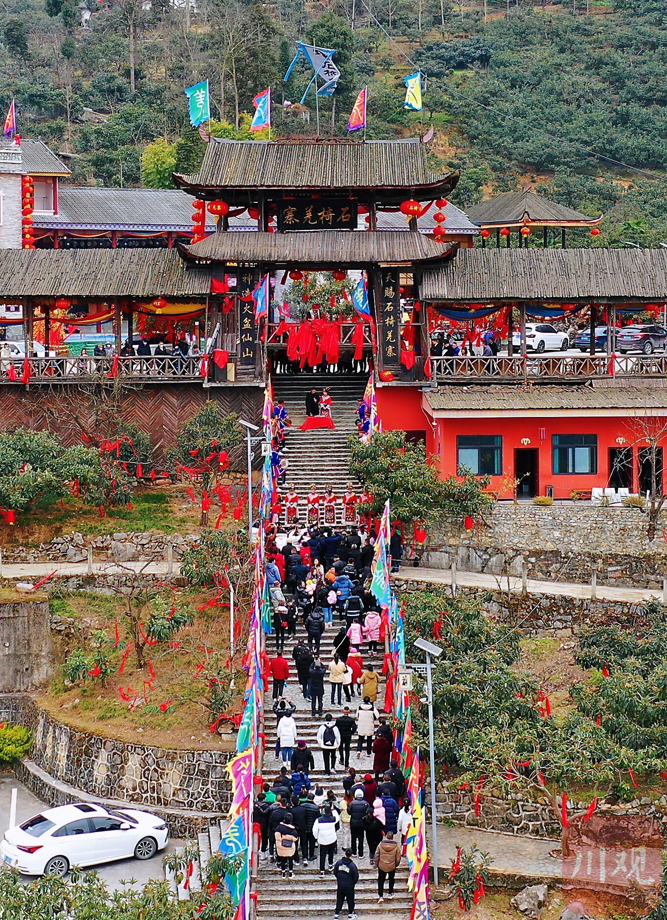 石椅羌寨,叮叮咚咚的敲击声,嘈杂的机器轰鸣声迎面而来,绵阳市北川