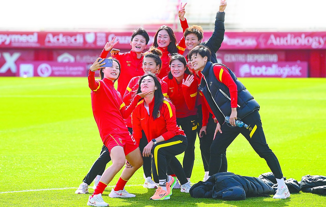 2月22日与爱尔兰队比赛前,中国女足队员们合影留念.