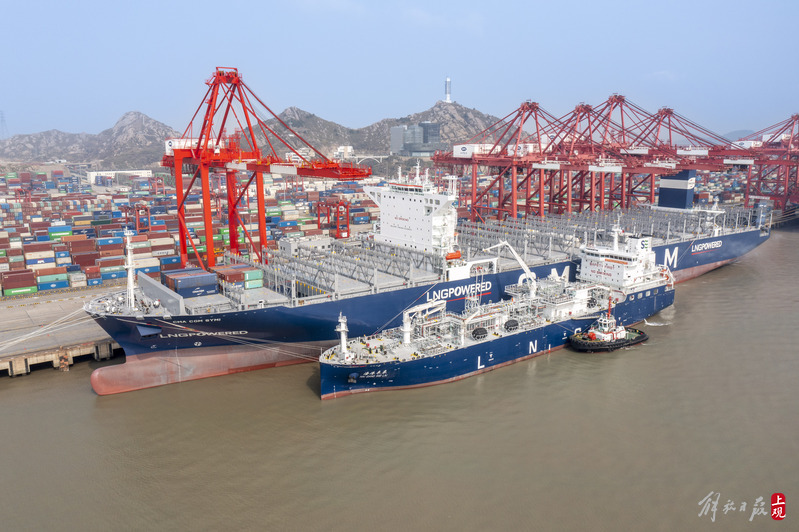 上海港首次,也是中国港口首次为大型lng双燃料动力集装箱船舶提供lng