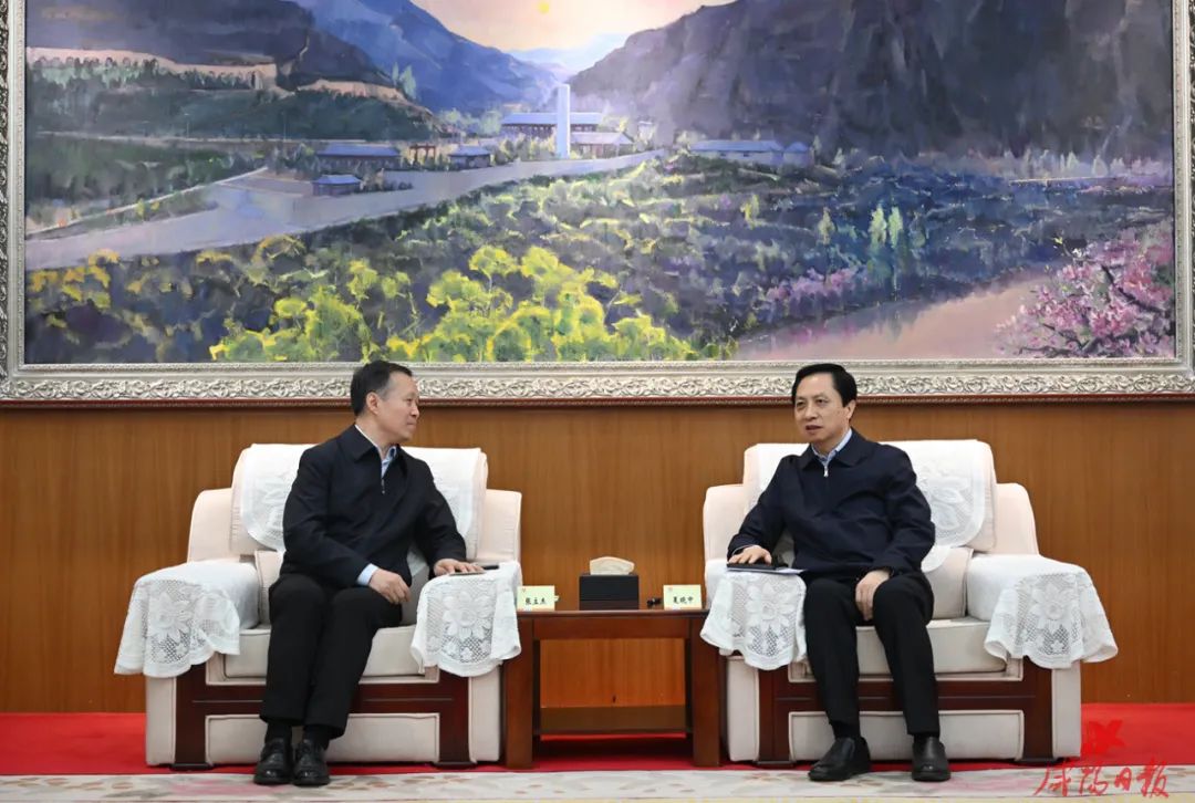 3月5日,市委书记夏晓中会见了西安音乐学院党委书记张立杰一行.