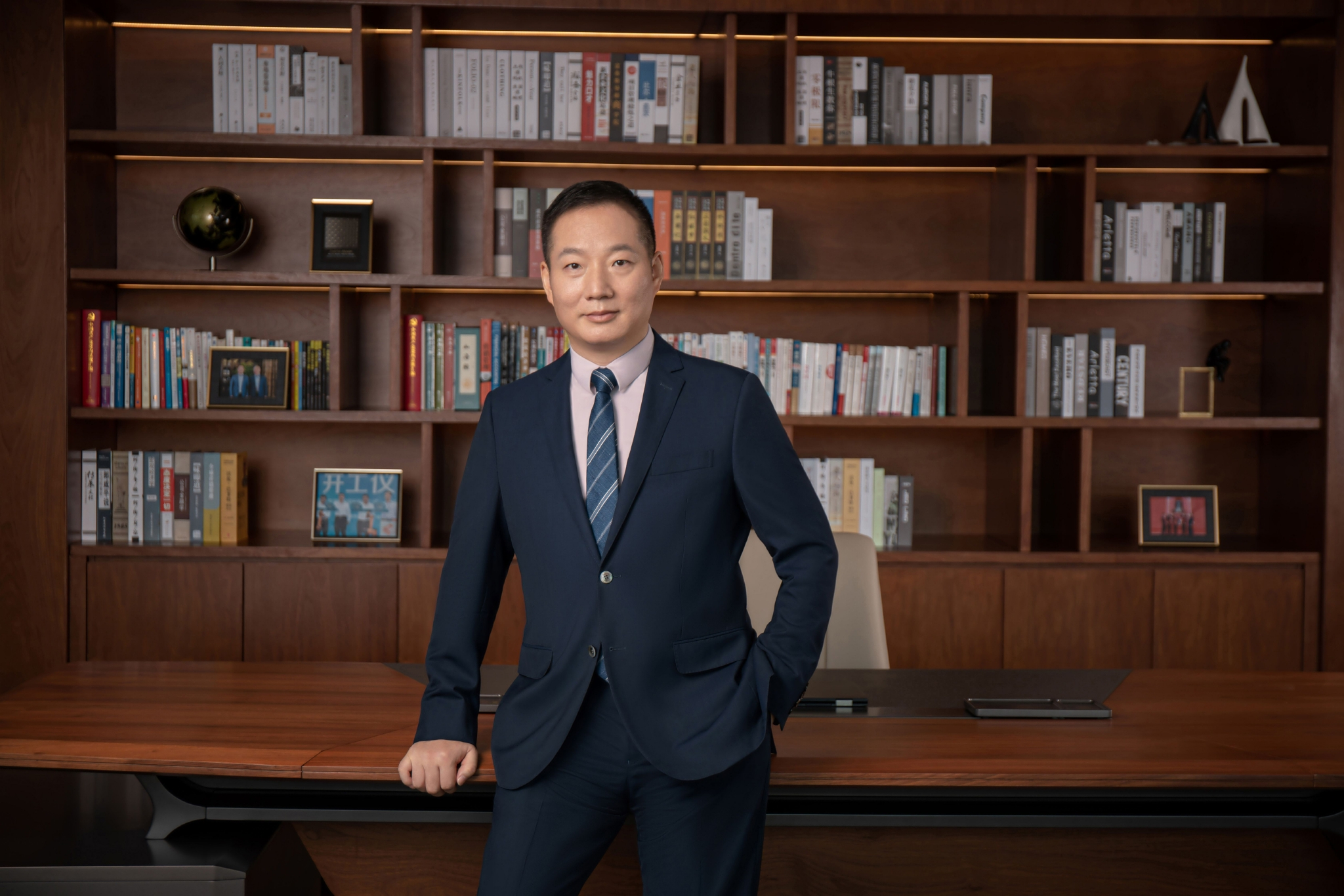 照片人物为全国人大代表,联泓新科董事长郑月明
