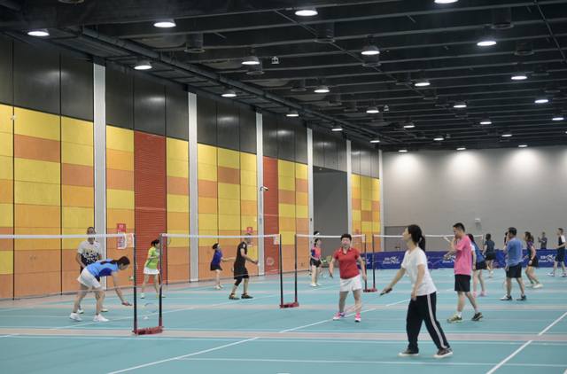 成都的运动场馆,市民正在打羽毛球 红星新闻资料图