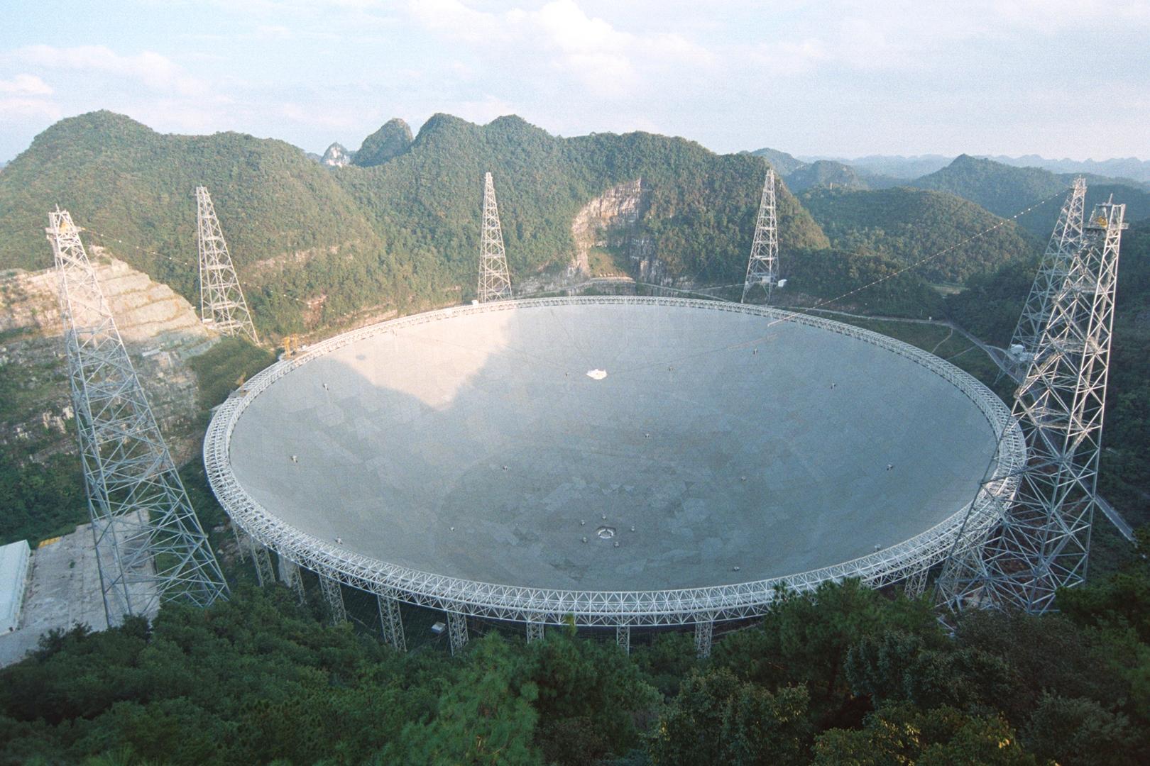 贵州平塘县500米口径球面射电望远镜(英文简称FAST)  资料图 图据视觉中国