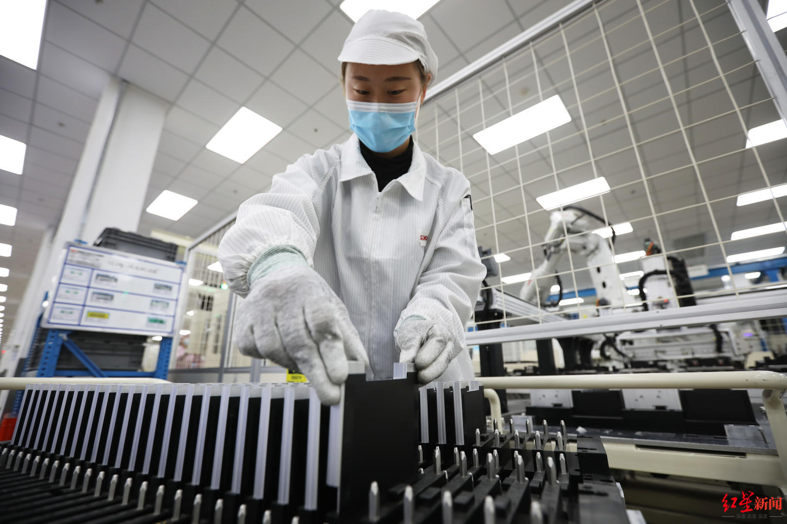 ↑江苏溧水,技术人员在生产线上忙碌 据ICphoto