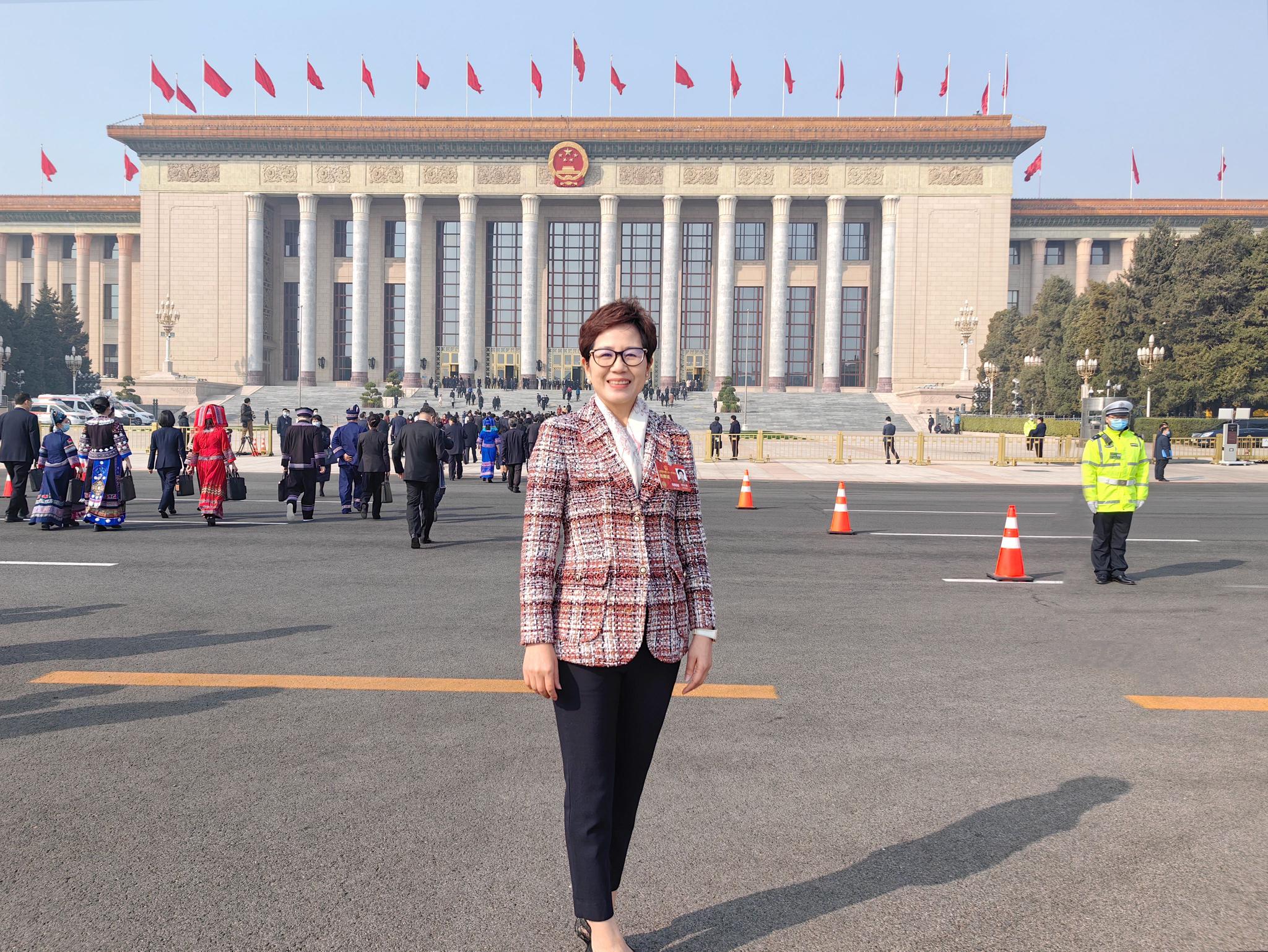全国人大代表,万事利集团董事长屠红燕:数字化推动纺织行业绿色高效