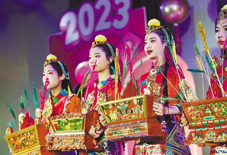 市浐灞第一中学举行的藏历新年团拜活动上展示象征五谷丰登的切玛盒