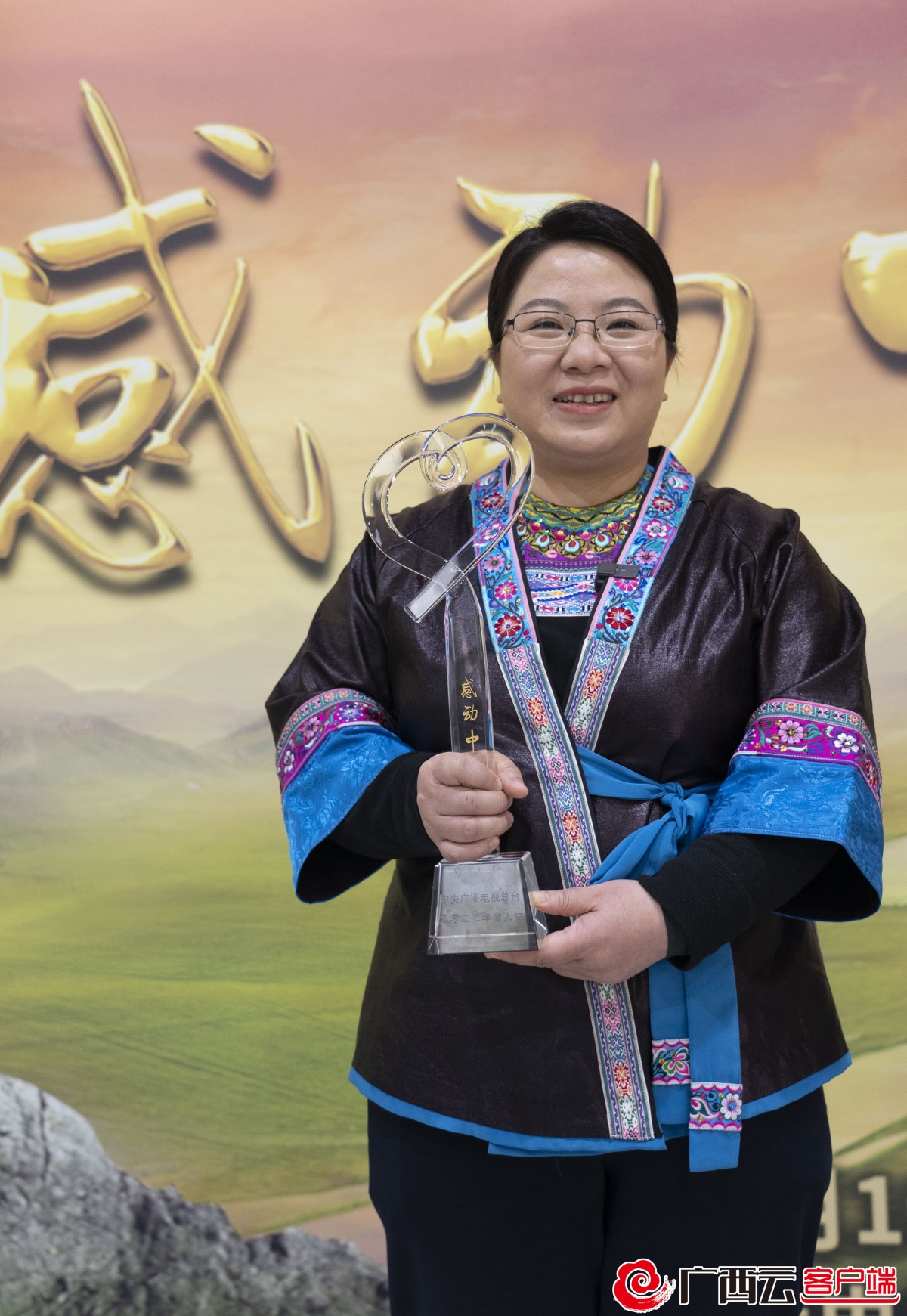 微纪录|“感动中国2022年度人物”杨宁:我是大苗山的儿女_手机新浪网