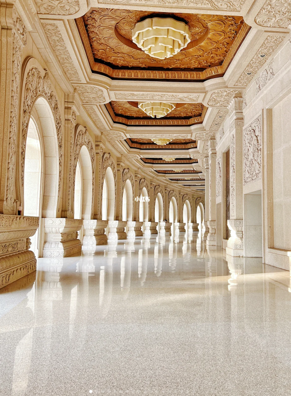 绕着佛顶宫外的走廊逛一圈,好似穿越到巴黎的凡尔赛宫一般.