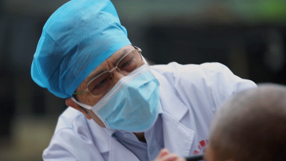 △2020年4月，肇庆市医保局扶贫遍访行动走进潘海棠家。