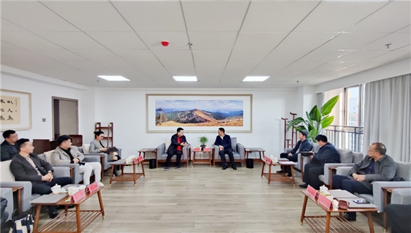 　　州人民政府与中国青年创业就业基金会理事郑翔洲一行开展合作洽谈