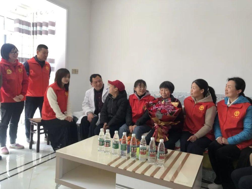 　　九江市退役军人志愿者看望梅开春烈士的母亲冯静枝。