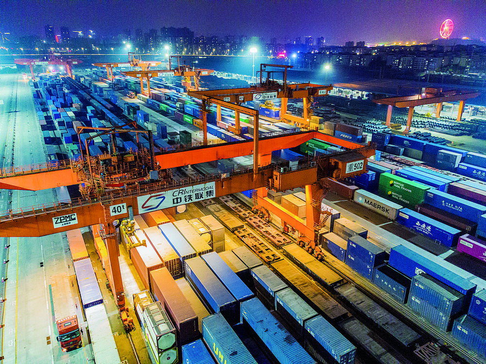 沙坪坝区重庆国际物流枢纽园区内的团结村铁路中心站,灯火通明,一派