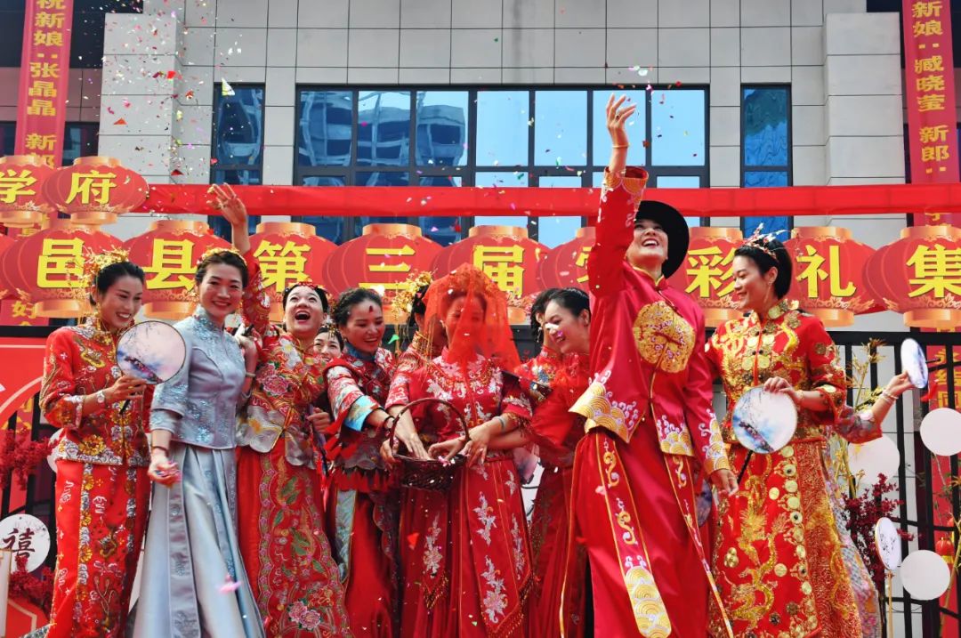 河南省商丘市夏邑县举办第三届“零彩礼集体婚礼”。中新社发  苗育才 摄