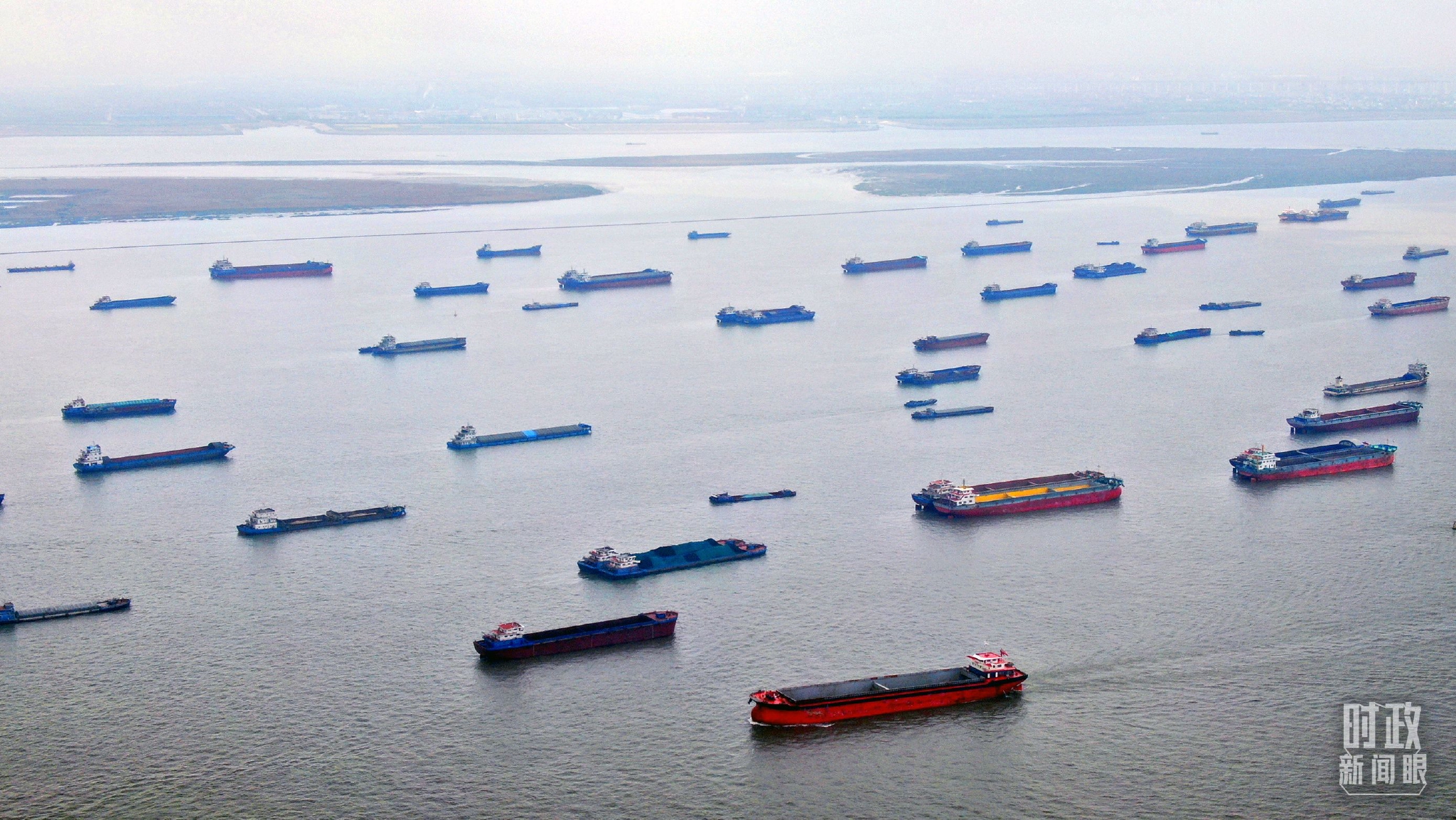 △长江南通段船舶运输繁忙。（图/视觉中国）