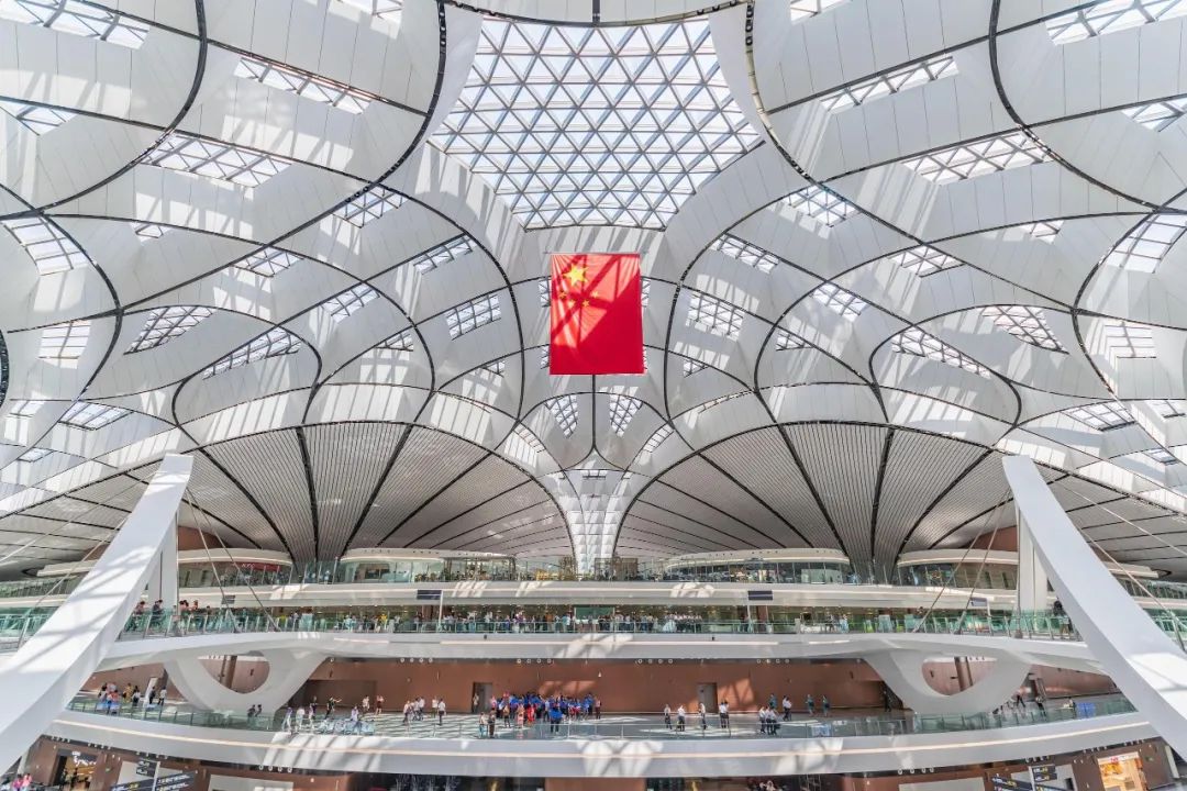 2019年9月,北京大兴国际机场开放运营,可容纳每小时300架次航班频降