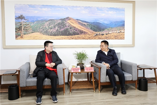 　　州委副书记、州长张文旺与中国青年创业就业基金会理事郑翔洲洽谈