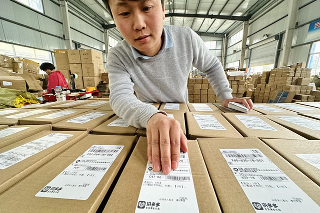 ▲ 井雪杰在发货车间里忙碌/图源 祝亮