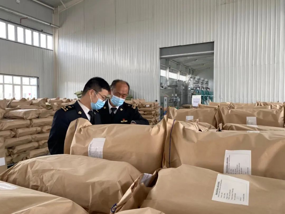 阿勒泰海关关员在查验出口南瓜籽仁.阿勒泰海关供图