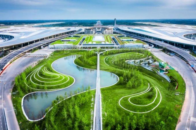 绿色环绕的成都天府国际机场.摄影/陈成