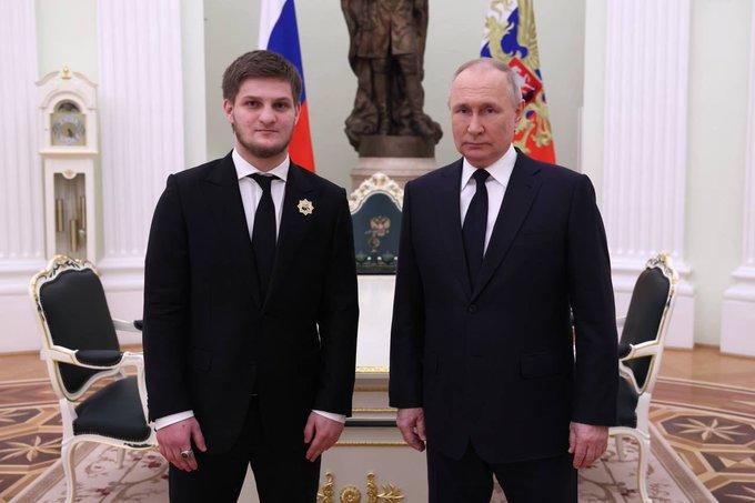 ↑俄罗斯总统普京4日会见卡德罗夫的儿子艾哈迈德·卡德罗夫