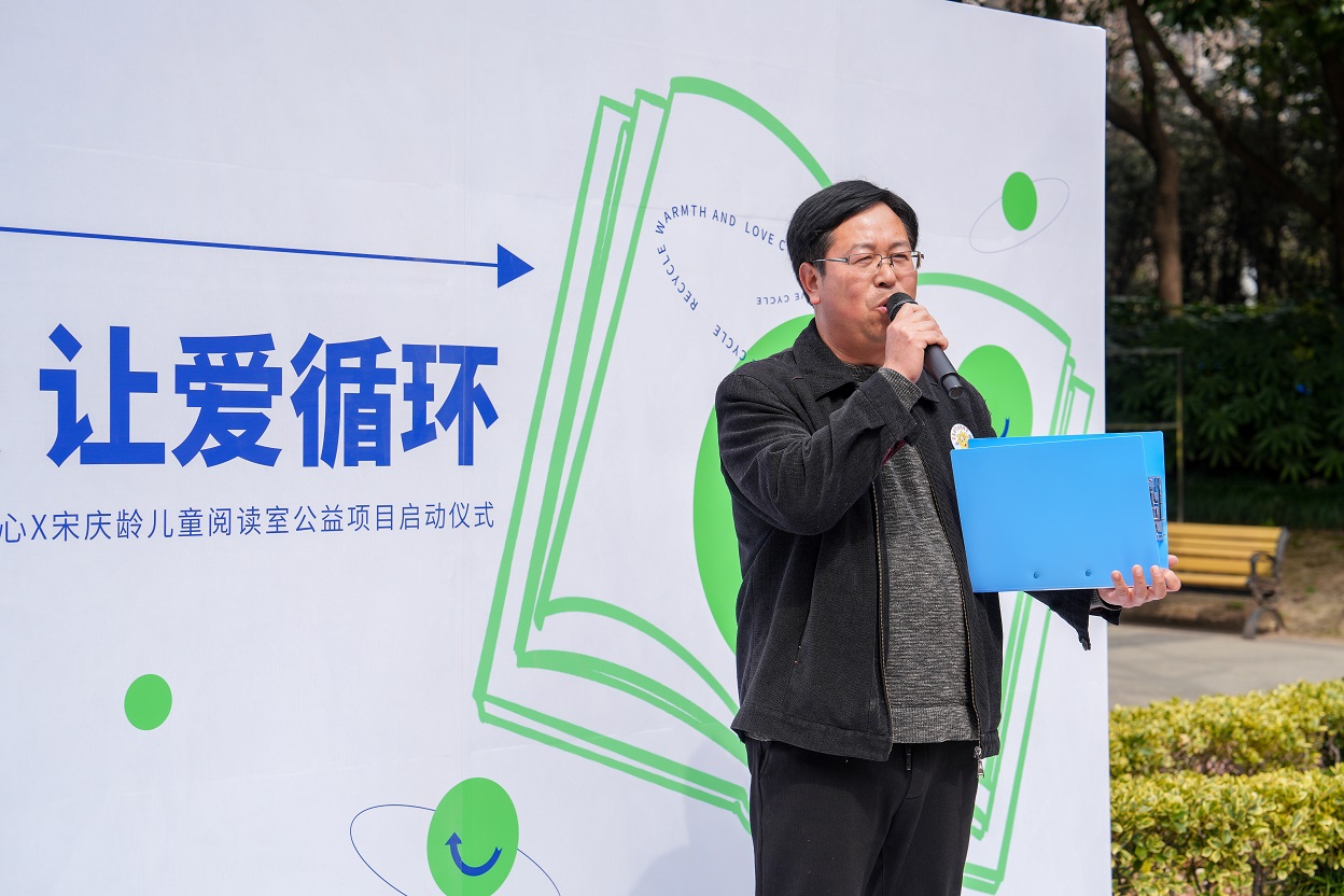 　　图4:河南省唐河县毕店镇星江小学校长郭祥聚的发言让现场备受感动