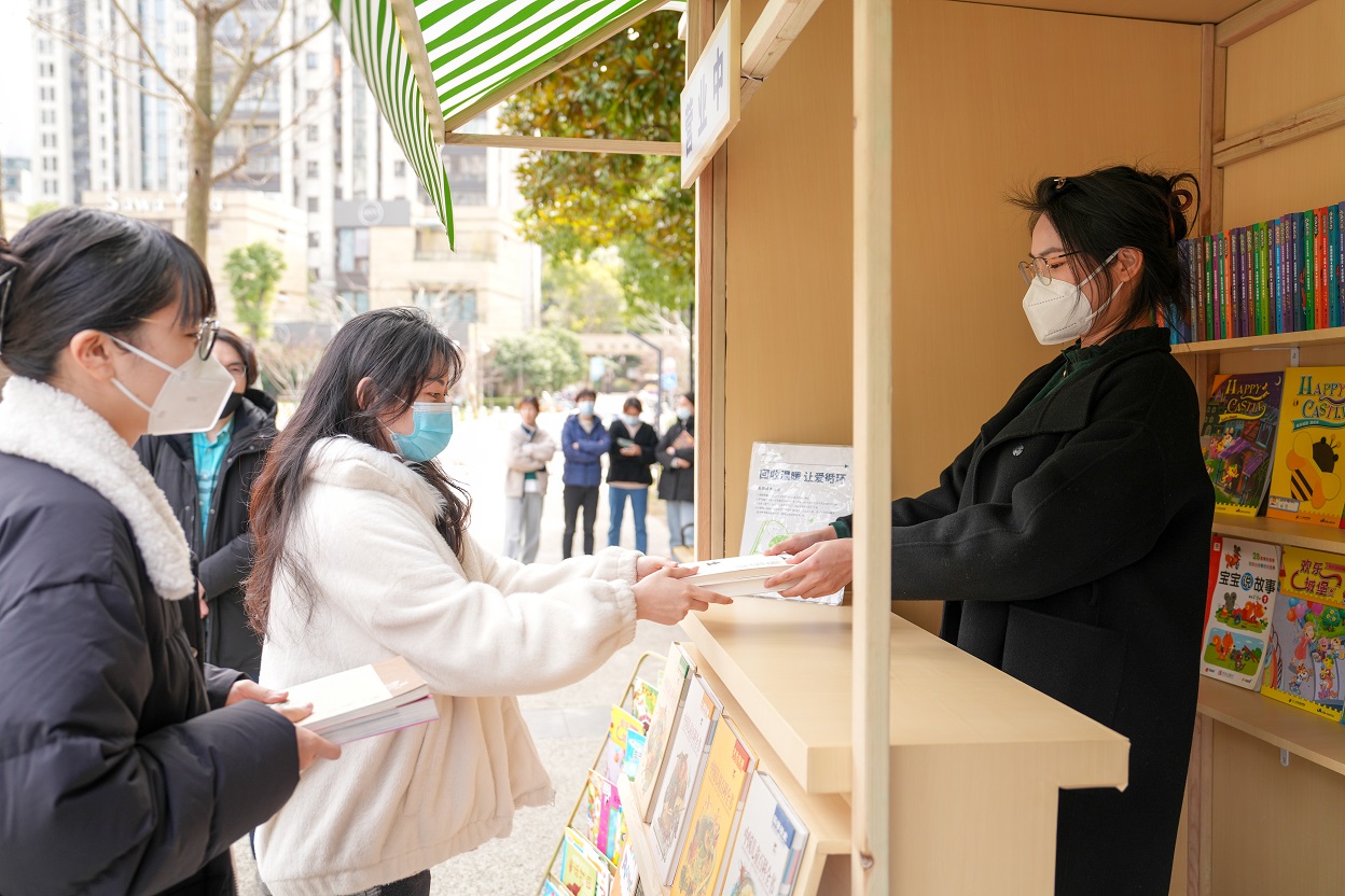 　　图7-8:上海市民踊跃参与绿色书报亭,纷纷将家中二手书籍捐赠给“爱心图书室”