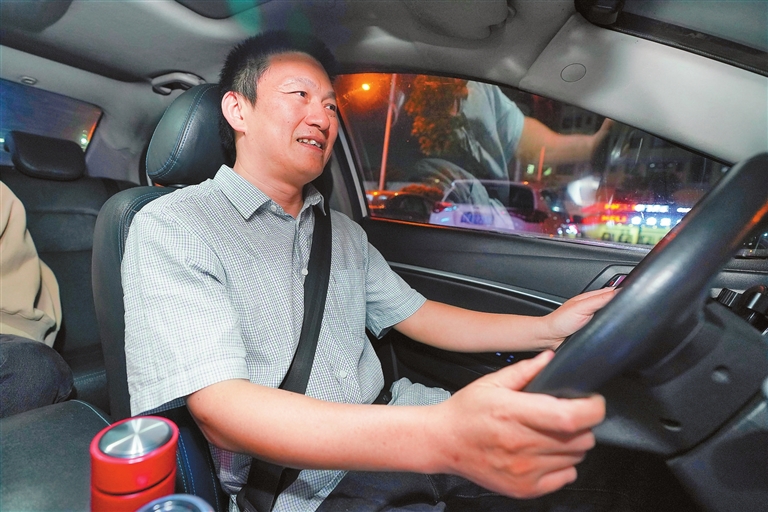 深圳一位网约车司机7年为乘客免单近3000单