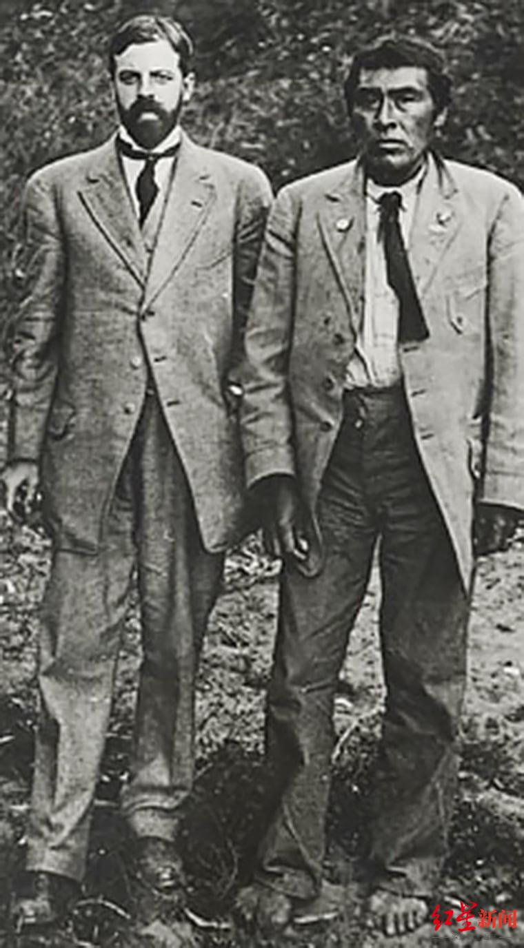 ↑该校第一位人类学教授（左）和原住民部落成员（右）