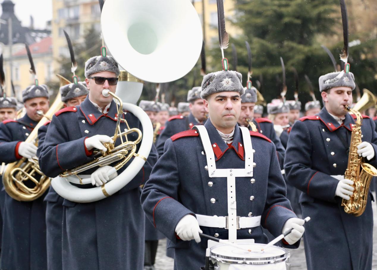 在索非亚市中心亚历山大·涅夫斯基广场上,保加利亚三军仪仗队接受