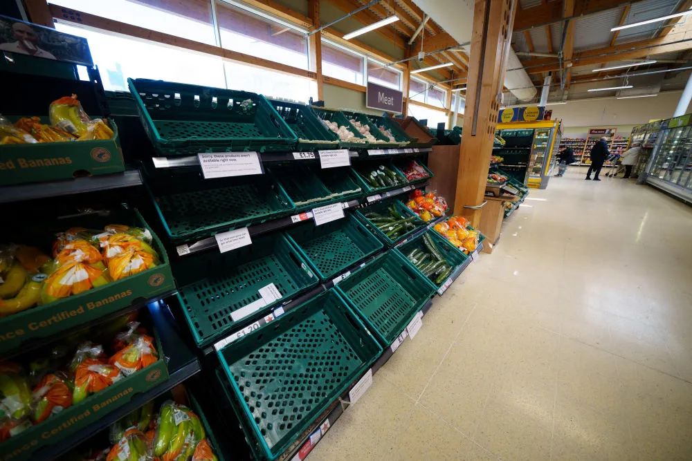 2月23日，在英国曼彻斯特，一家超市的水果和蔬菜货架出现缺货。新华社发（乔恩·休珀摄）