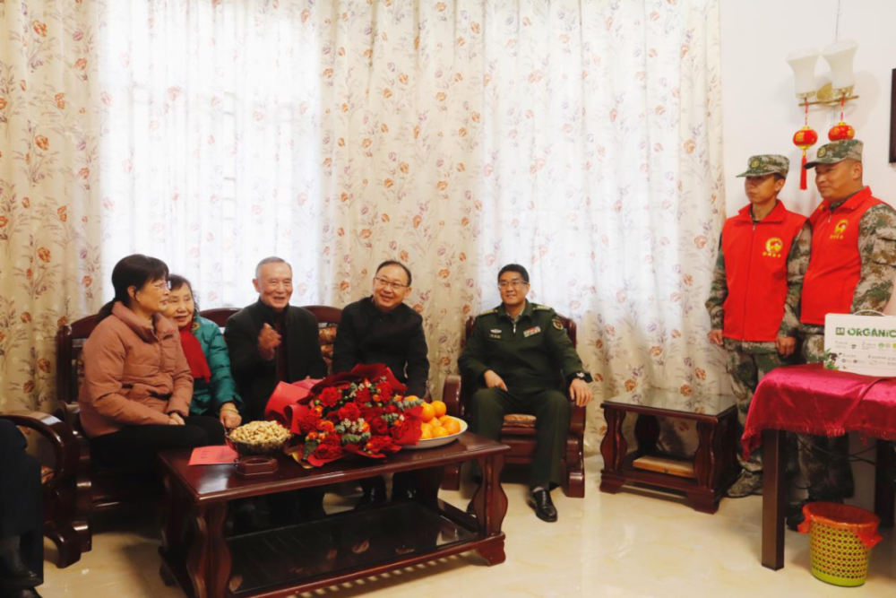 　　江西省退役军人事务厅、抚州市委、市政府、军分区领导和退役军人志愿者，走访黄转龙烈士的子女黄云辉、黄早梅。