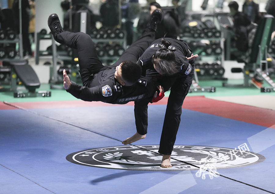 女特警格斗对抗训练中"一招制敌".