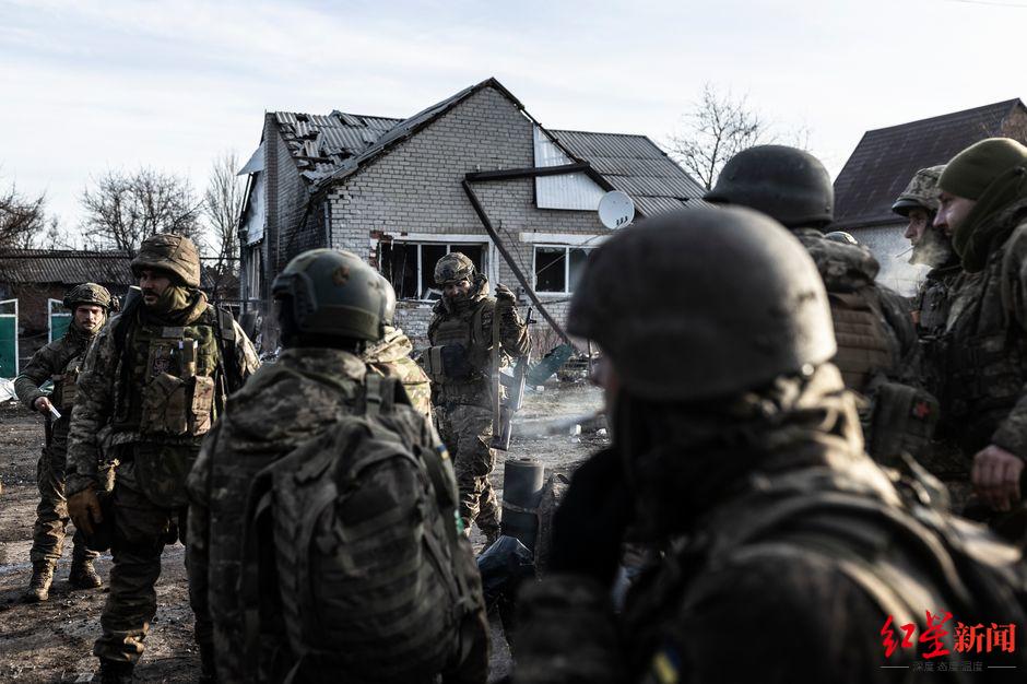↑新近部署的乌克兰士兵在巴赫穆特附近等待命令