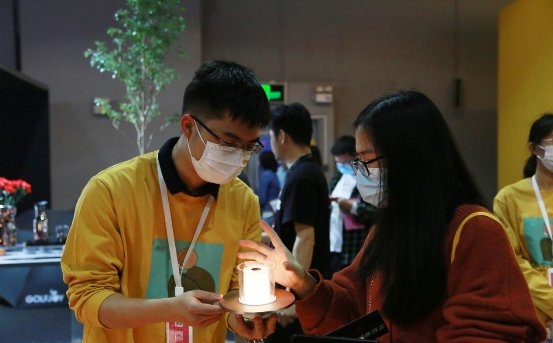 　　展位上新特丽员工与观众互动