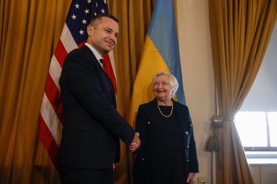 ↑美国财政部长耶伦（右）和乌克兰财政部长马尔琴科（左）